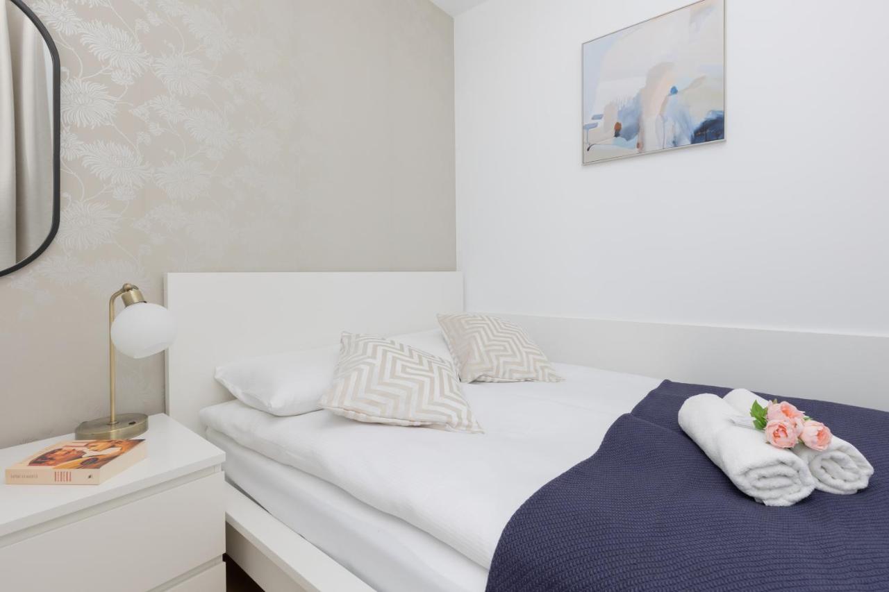 Warszawa Srodmiescie Bonifraterska Apartments By Noclegi Renters Exteriér fotografie